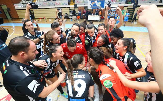 Las jugadoras y los técnicos forman una piña al terminar el encuentro. /Fernando González