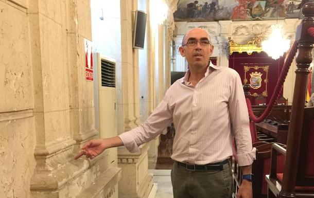 Las paredes del pleno están perdiendo el trampantojo. /P. R. Q.