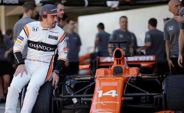 Fernando Alonso, junto a su McLaren-Honda./Reuters