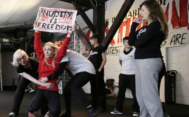 Activistas del movimiento Femen preparan una acción en su sede de París./AFP