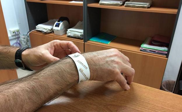 El Clínico identifica con una pulsera codificada a pacientes que acuden para una prueba ambulatoria