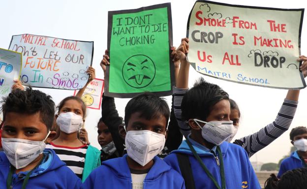 Nios protestan contra la contaminacin en Nueva Delhi (India)./Efe