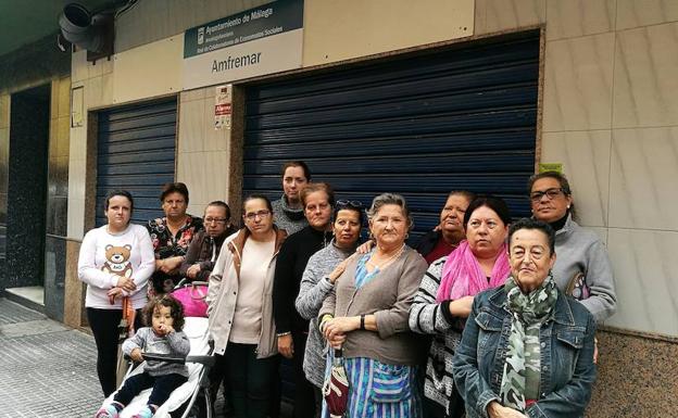 Familias que se encuentran a la espera de la apertura del economato. /José Manuel Alday