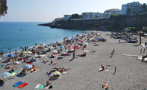 Las calas urbanas de Nerja, como ésta de El Salón, son muy frecuentadas, especialmente en verano. /E. C.