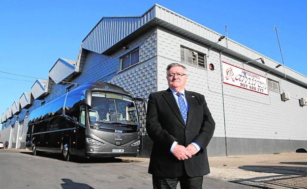 Miguel Ramírez, a las puertas de la sede de la empresa en Córdoba./SUR