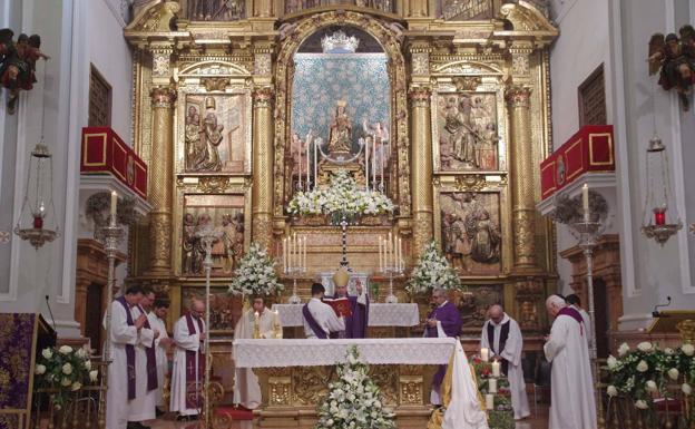 El obispo preside la función por el 150º aniversario del patronazgo de la Virgen de la Victoria