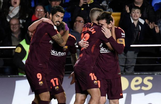 Los jugadores del Barcelona festejan el 0-1. :: jose jordan, afp/