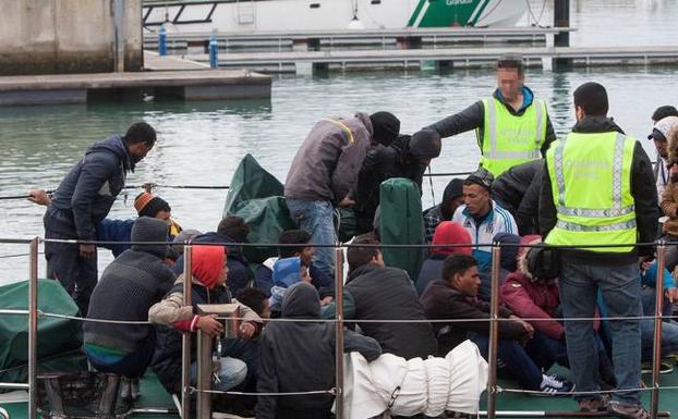 Imagen de personas que navegaban en aguas del Estrecho en pateras y que han sido resctadas (archivo)./EFE