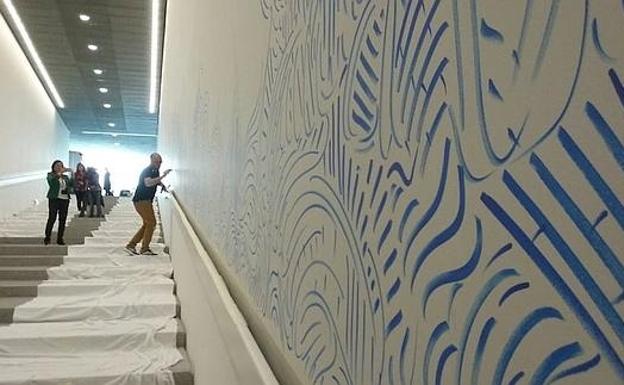 El artista malagueño José Medina Galeote fue el primero en exponer su obra en la escalera del Pompidou. /SUR