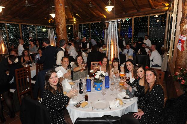 La plantilla de Marriott's Marbella Beach Resort, anoche, de celebración en el restaurante Nuevo Reino. /Josele-Lanza -