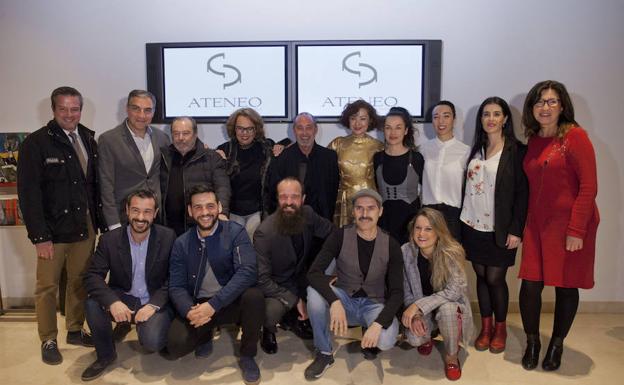 Foto de familia de los galardonados en los Premios Ateneo de Teatro 2107 con las autoridades/Álvaro Cabrera
