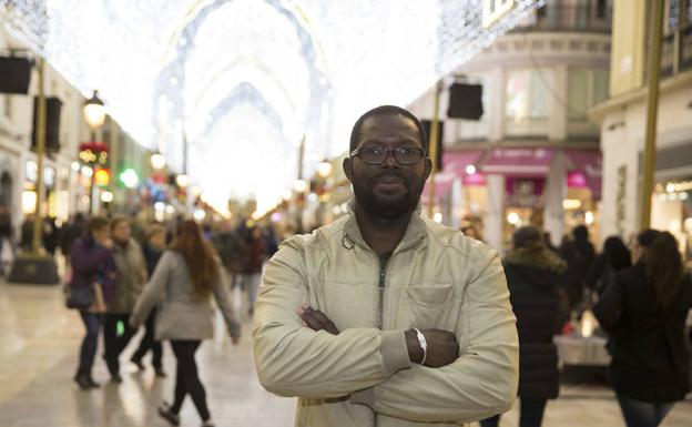 Traore, ayer bajo las luces navideñas de la calle Lario/Ñito Salas