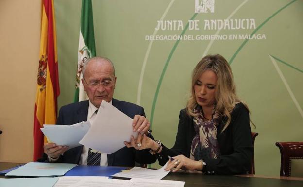 De la Torre y Alba durante la firma del convenio./Salvador Salas