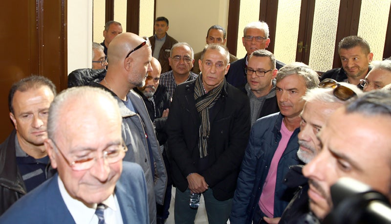 Miembros del comité de empresa de Limasa intentan hablar con el alcalde. /Salvador Salas