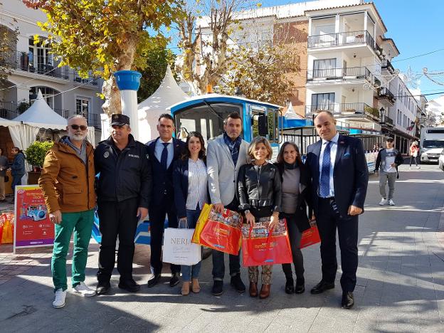 Autoridades locales y de la firma, junto al nuevo tren turístico. /E. C.