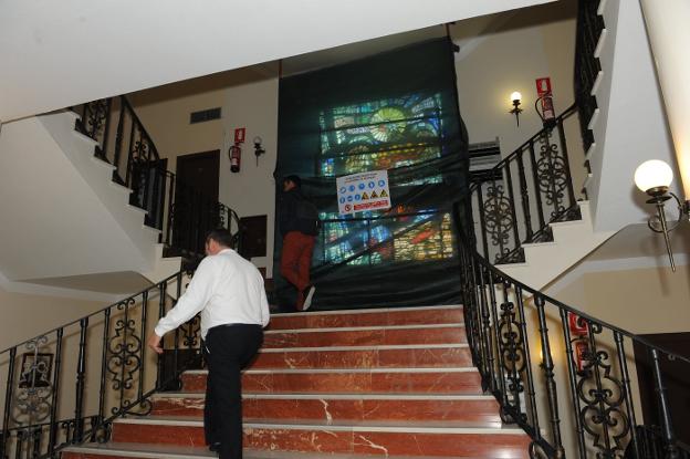 La vidriera ha sido cubierta con una lona en el interior del Ayuntamiento. /Josele-Lanza -