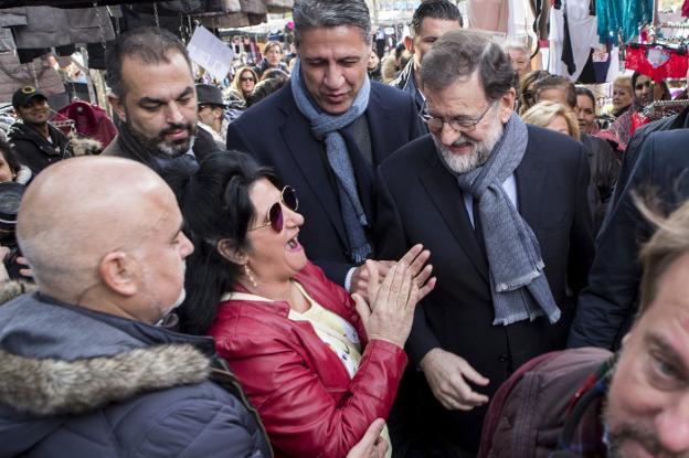 Rajoy saluda ayer a una simpatizante del PP en Badalona. :: Quique García / efe/