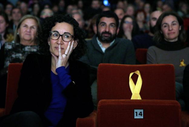 Rovira, junto a un asiento vacío con un lazo amarillo en recuerdo de Junqueras y los dirigentes independentistas presos. :: Alberto Estévez / efe/