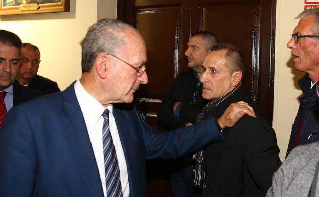 De la Torre saluda al presidente del comité de Limasa, que se personó en el Ayuntamiento para pedirle explicaciones tras enterarse por SUR de la decisión de dividir la empresa. /Salvador Salas