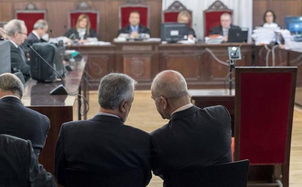 Los expresidentes José Antonio Griñán y Manuel Chaves conversan frente al tribunal que les juzga al comienzo de la vista oral ayer en Sevilla. /Efe