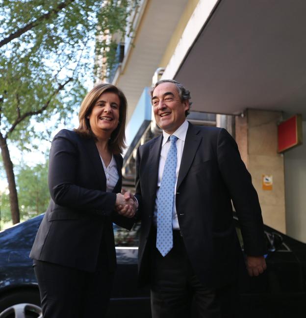 La ministra de Empleo, Fátima Báñez, estrecha la mano al presidente de la CEOE, Juan Rosell. :: jaime garcía/