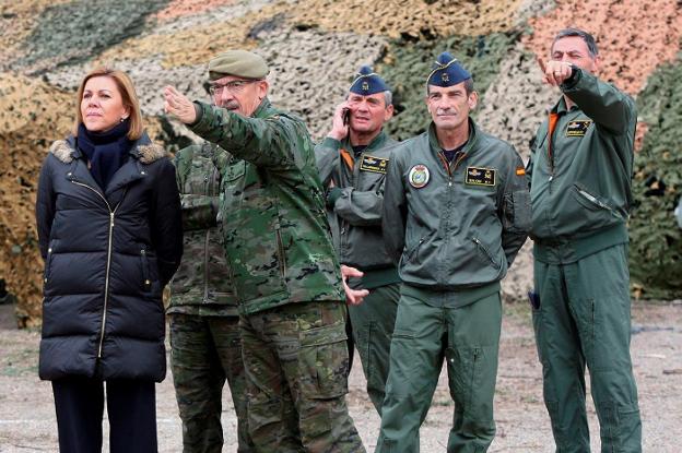 Cospedal, durante la visita que realizó ayer al ejercicio militar que se ha desarrollado estos días en Reus y la costa de Tarragona. :: J. SELLART / EFE/