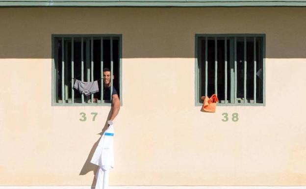 Un interno se asoma a una de las ventanas del futuro centro penitenciario. /EFE