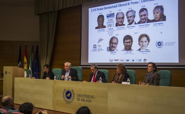 Eddy Tabora recibe en nombre de los periodistas hondureños el VIII Premio Libertad de Prensa