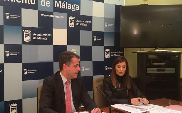 Carlos Conde, portavoz del PP, y la concejala Elisa Pérez de Siles/Sur