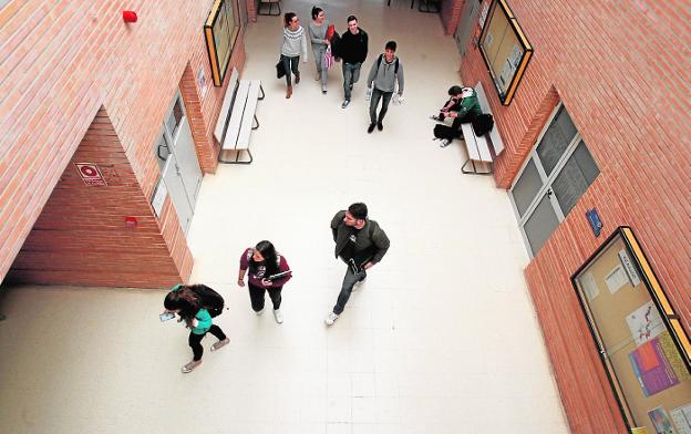 Estudiantes en la Facultad de Turismo. /PAULA HÉRVELE