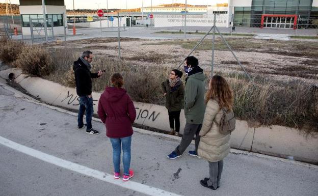 Activistas a las puertas del centro de Archidona /EFE