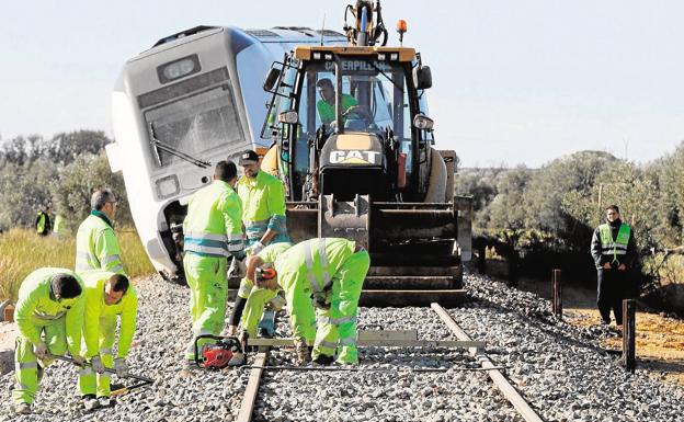 El difícil acceso al lugar del accidente por las balsas de agua complicó la asistencia a los heridos/EFE