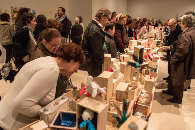 'El subconsciente en una caja' recoge las obras de decenas de mujeres. :: fernando torres/
