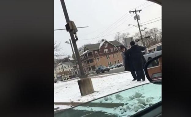 Regala un abrigo a un mendigo que estaba en la calle a menos 18 grados