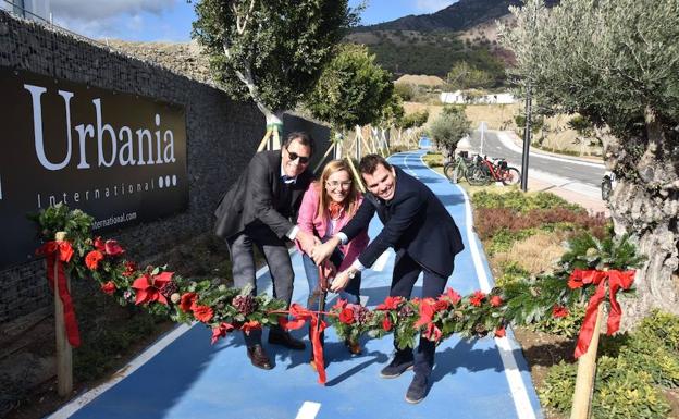 Ana Mula y los responsables de Urbania inauguraron ayer el carril-bici de las zonas verdes . /I. G.