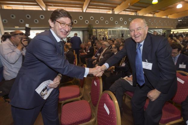 El presidente de Bankia, José Ignacio Goirigolzarri, junto al de BMN, Carlos Egea. :: efe/