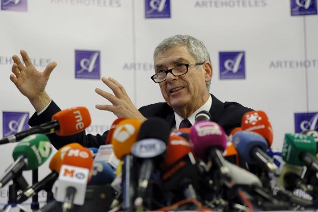 Ángel María Villar gesticula durante la conferencia de prensa de ayer en Madrid. :: JOsÉ RAMÓN LADRA/