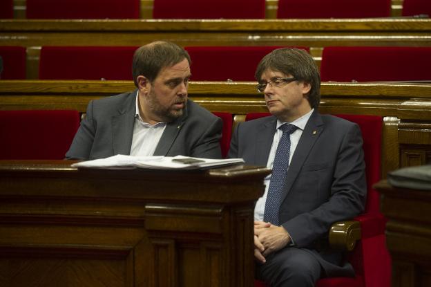 Oriol Junqueras y Carles Puigdemont, en el Parlament, en una imagen de archivo. :: Inés Baucells/