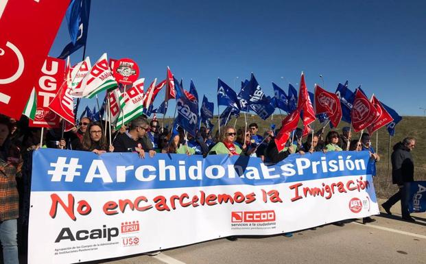 La concentración se ha llevado a cabo en señal de repulsa al uso de la cárcel como un Centro de Internamiento de Extranjeros (CIE)./F. Torres