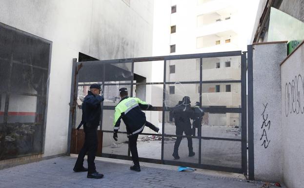 Imágenes del despliegue policial en el interior de los edificios okupados en la zona de Juan XXIII. /Fernando González