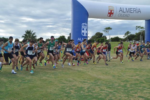 Salida de la prueba masculina, en la que los atletas debieron recorrer 9.000 metros, mientras que en la categoría femenina fueron 6.000. :: crónica/