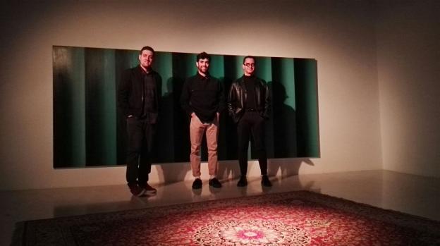 El artista Ignacio Tapia entre los dos comisarios de su exposición. :: s. m./