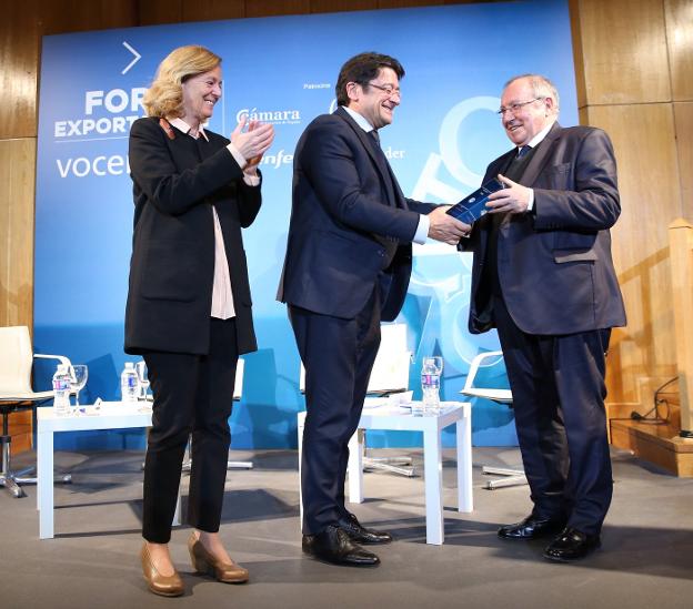 La presidenta editora de ABC, Catalina Luca de Tena, y el secretario general del consorcio de la Zona Franca de Barcelona, Antón Ferre, entregan el galardón a José Luis Bonet. :: ernesto agudo/