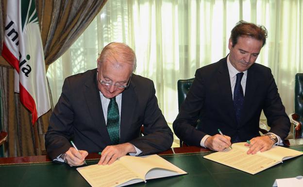 Firma del acuerdo entre Unicaja Banco y la Agrupación de Cofradías de Málaga. /SUR