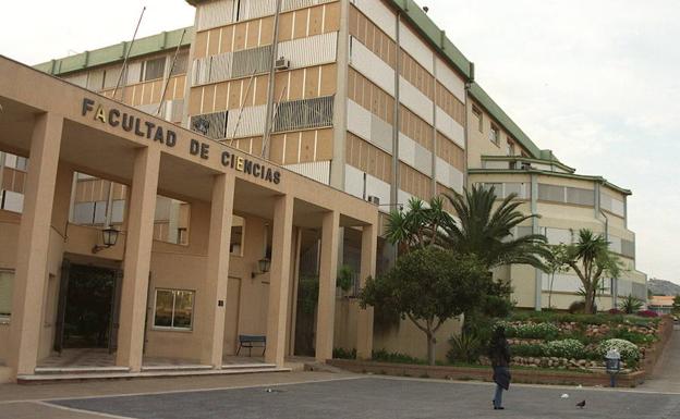El derrame de un producto tóxico obliga a evacuar la sección de Química de la Facultad de Ciencias