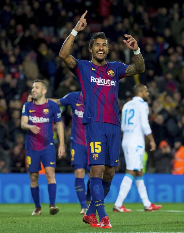 Paulinho celebra uno de sus dos goles al Deportivo del pasado domingo en el Camp Nou. :: efe/