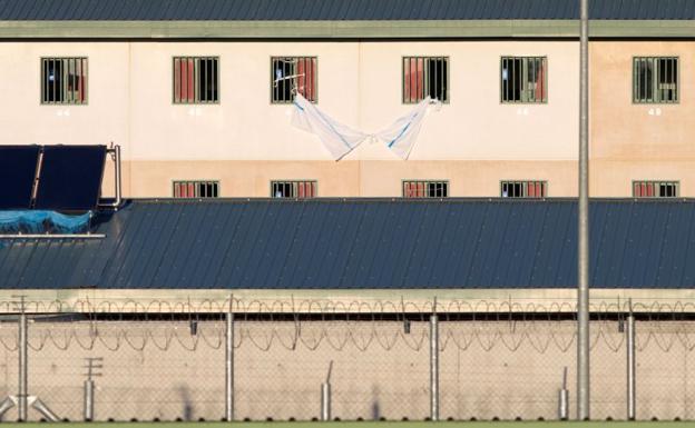 Protestas de los inmigrantes internados en la futura cárcel (archivo). /EFE