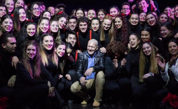 Banderas, con los alumnos de ESAEM./ALVARO LOPEZ