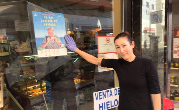Ana Isabel Díaz, en la puerta de su panadería.