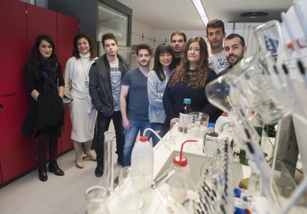 María Vera y la profesora Olga Guerrero, con Javier García, Eduardo Abril, June Tsao, Juan José Ternero, Mireia Palma, José Manuel Gaspar y Adrián García, en el laboratorio de Ingeniería Química./Francis Silva